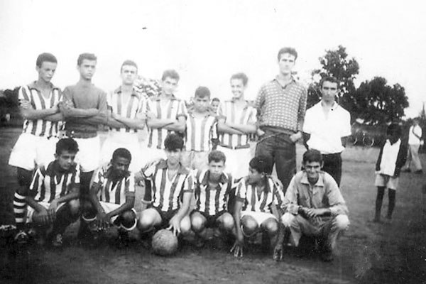 Recebemos há algum tempo esta foto do ano de 1964 do time juvenil do Noroeste F. C. que usava o campo de terra que existia onde hoje é a Praça da Capelinha N. S. Aparecida. Em pé, da esquerda para a direita, Carlinhos Granero, Adalberto, Dirceu, Olavinho,